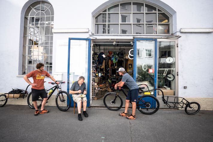   Originally, Glowacz and Hans wanted to do without an additional trailer. However, all the climbing equipment cannot be transported in bags on the bike alone.