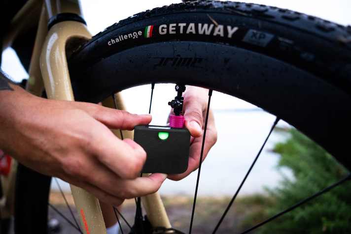 Aufsetzen und los geht's. Maximal sollen 100 psi für zwei Reifen drin sein.