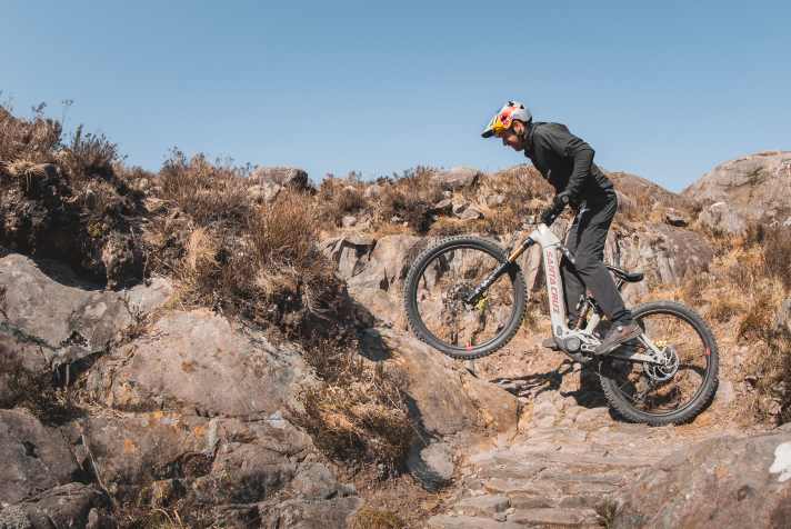 Danny Mac Askill zeigt mit der fünften Generation der Performance Line CX, was im Uphill fahrbar ist. Die Leistungswerte der Drive Unit lassen sich dafür per App auf das persönliche Setup abstimmen. Und auch optisch hat sich einiges getan: Der Akku verschwindet sauber integriert im Unterrohr, der Motor ist schlanker und vor allem deutlich leichter geworden.