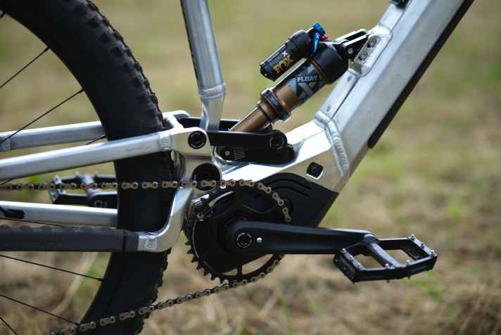 Neue Umlenkwippe: Ab sofort wird gegen den Dämpfer gedrückt.