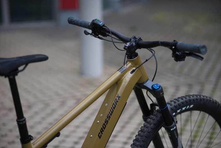 In addition to the rough aluminium look, six other colours and all RAL Classic shades in matt and gloss are available as usual. Here the Crossworx Trip290 in the colour RAL7008.