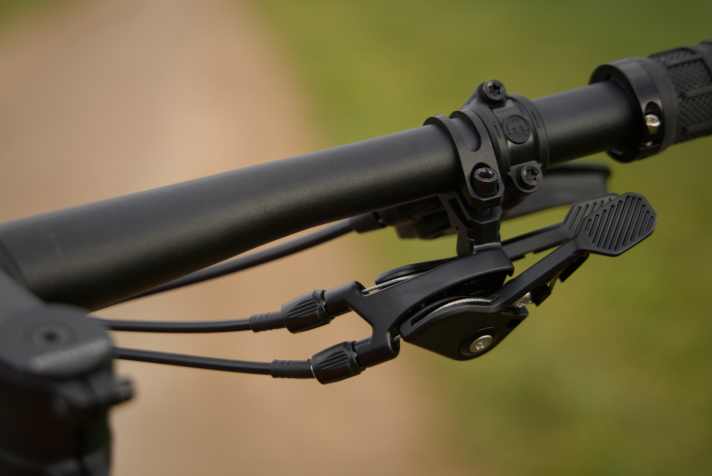 Tout Terrain Shift:R Trigger für Pinion C-Line: Der neue Doppel-Daumenhebel speziell für Mountainbikes mit Flatbar.