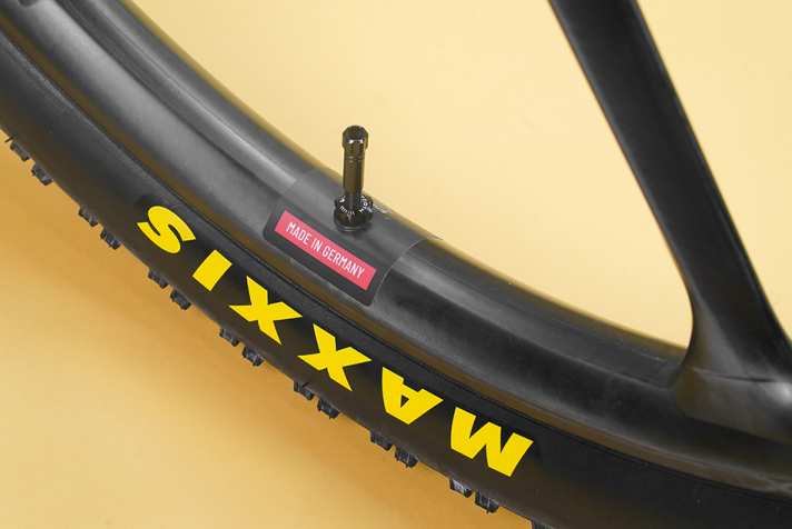 Bike Ahead manufactures many carbon parts by hand in Germany. This also includes the 32-inch prototype wheels.