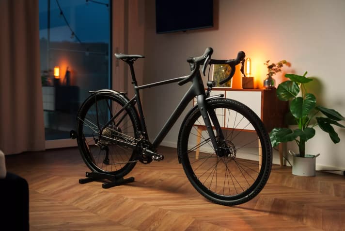 Le Carver Gravel Street Series entièrement équipé offre un éclairage, des garde-boue et un porte-bagages.