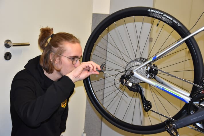 Dank seines Ausbildungsbetriebs kennt sich Steffen Hanel gut mit Shimano-Produkten aus. Eine 12-fach Di2 Schaltung zu montieren und einstellen zählt daher eher zu seinen leichteren Aufgaben.