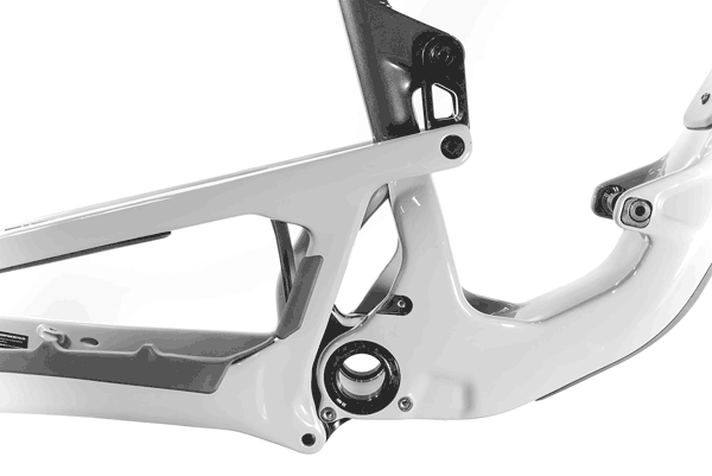 The rear triangle of the new Rocky Mountain Altitude 2024 works with a virtual pivot point.