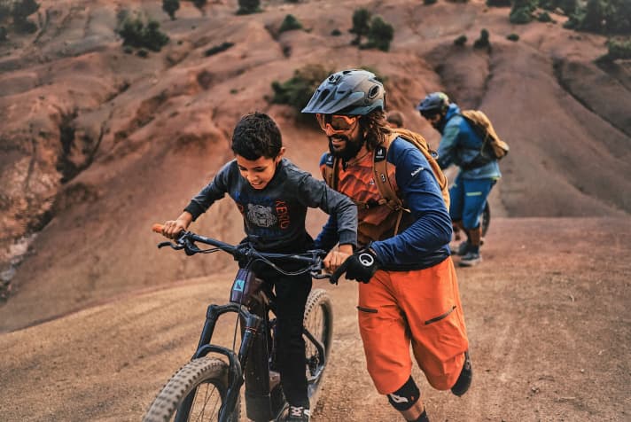 Biking in the remote regions of the Atlas Mountains in Morocco - this is what the film "Exploring Morocco" by Andreas Prielmaier shows.