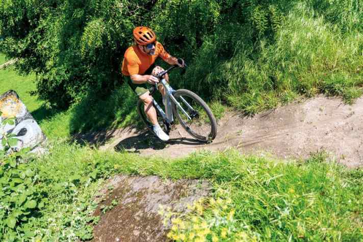 Auf trockener Piste ist die Kletterfähigkeit des Carbonrenners und der WTB-Reifen fantastisch, mit maximal 43,5 mm breiten Reifen könnte die Power des Motors auf nassen Trails aber den Grip des Hinterrades überfordern.