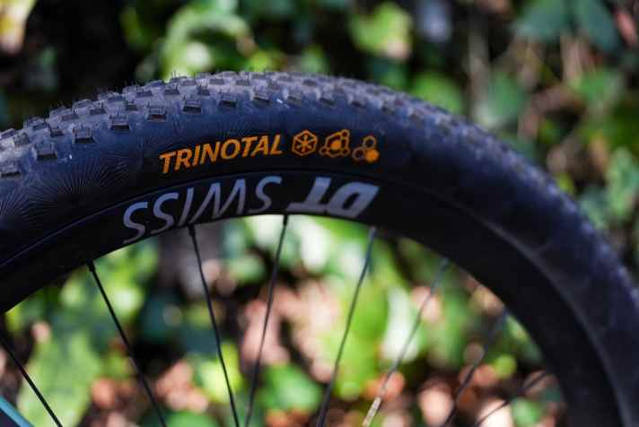 Der Continental Trinotal soll es mit einer großen Varianz an Böden aufnehmen können und bietet sich zum Beispiel als Vorderradreifen im XC-Bereich an.