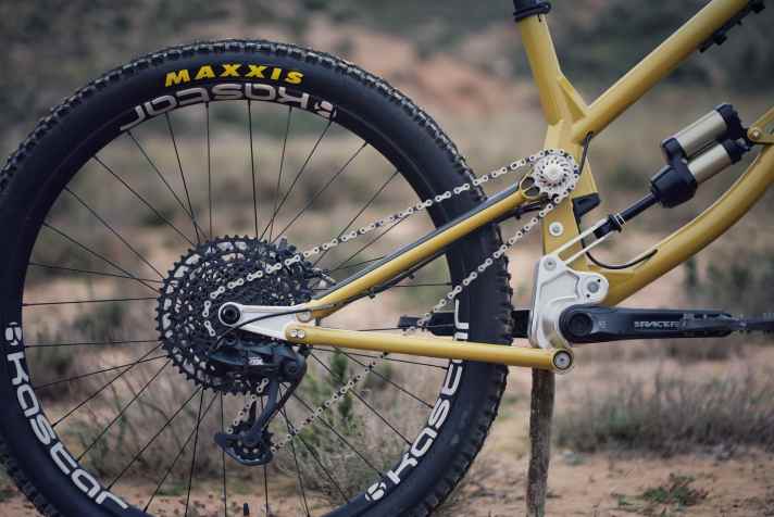 Protected from view and environmental influences, an e-bike crank drives an integrated chain on the Zoceli Vysoko.