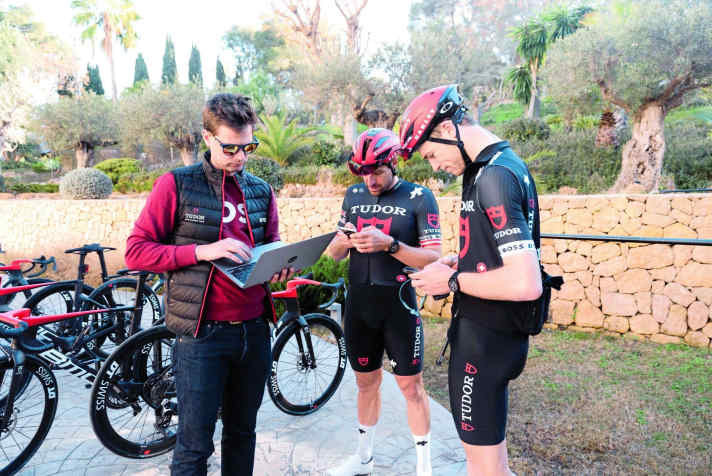 Helmsman: German coach Sebastian Deckert steers the performance of the professionals.