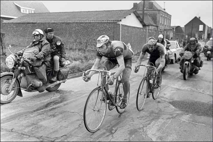 Thrilling duels - Two legendary racers who have won seven times at Paris-Roubaix: Here Eddy Merckx battles Roger De Vlaeminck in 1973. Merckx won for the third and last time