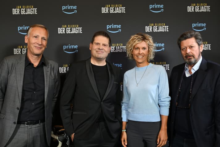 Jan Ullrich (2.v.l.) stellt seine Dokumentation “Jan Ullrich - Der Gejagte” im Filmtheater Sendlinger Tor vor, neben ihm der Executive Producer Constantin Dokumentation, Jan Klophaus (l), Moderatorin Annika Zimmermann und der Regisseur Sebastian Denhardt.