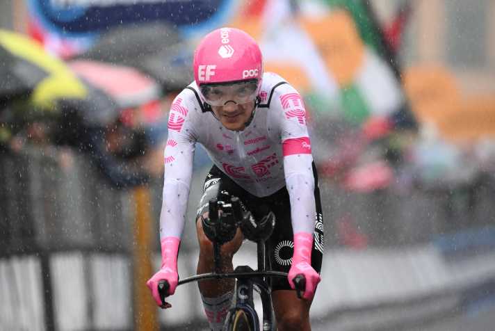 The rain put a strain on the favourites, including Richard Carapaz (EF Education - EasyPost).