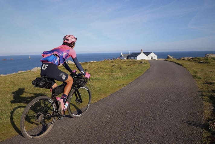   Fast am Ziel: Lachlan Morton auf den letzten metern des GB Duro.