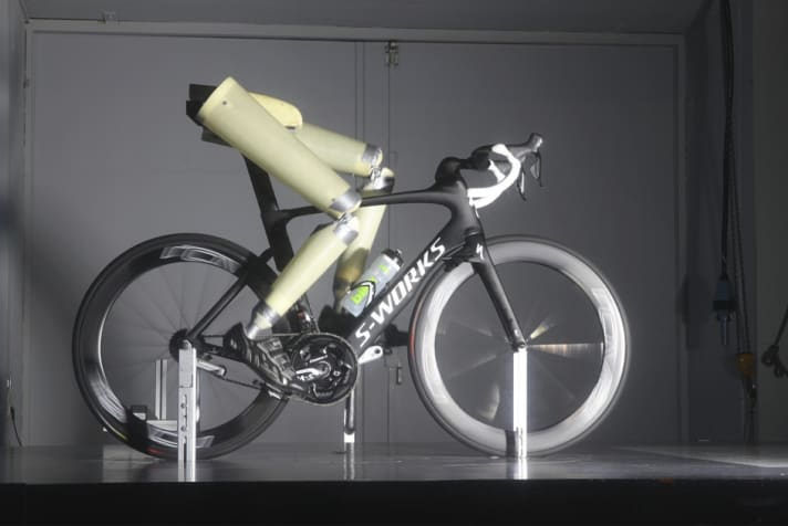 L'aérodynamisme d'un vélo de course est mesuré en soufflerie pour les vélos de course de compétition.