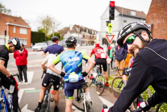 Bei Rot ist Rot. Während Profis ab und zu an Bahnübergängen warten müssen, erwischte uns hier und da mal eine Ampel, da wir im regulären Straßenverkehr unterwegs waren. Zeiten wurden aber ohnehin nicht genommen. Von daher: kein Problem.