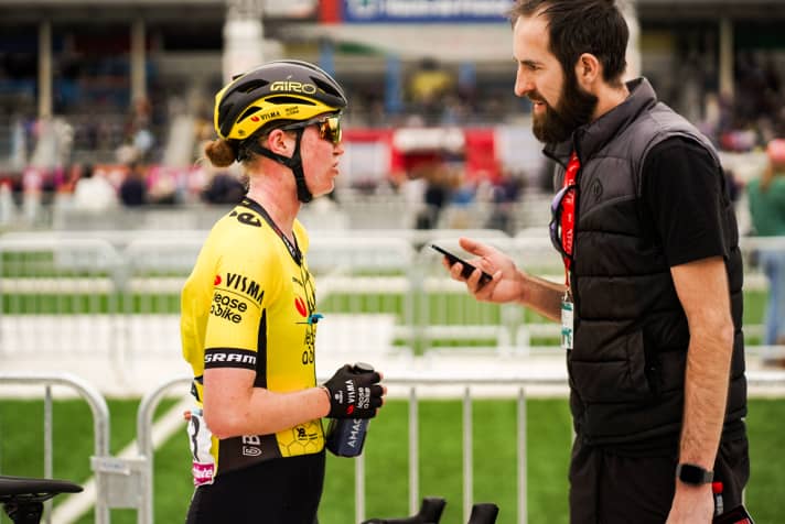 Linda Riedmann au vélodrome de Roubaix en conversation avec le journaliste de TOUR Sebastian Lindner