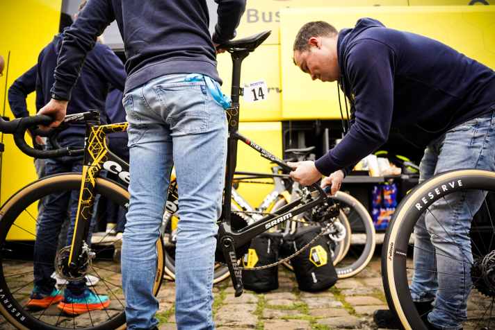 Visma mechanic Simon de Wolf changes the rear wheel of Christophe Laporte's bike at the last minute.