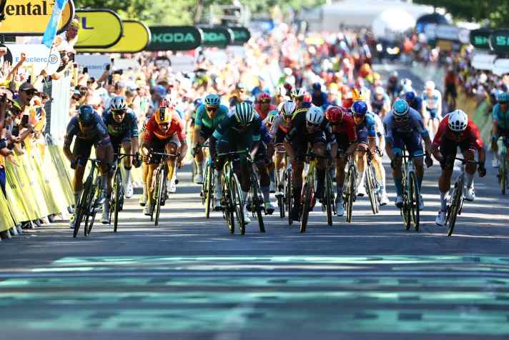 Stage 6 of the Tour de France 2024 saw a photo finish between Jasper Philipsen (far left) and Dylan Groenewegen (far right)
