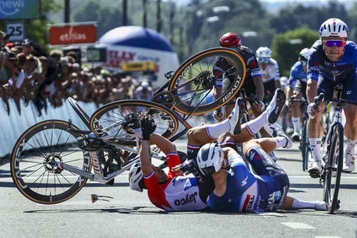 La chute de Dylan Groenewegen (à gauche au sol) et Tim Merlier
