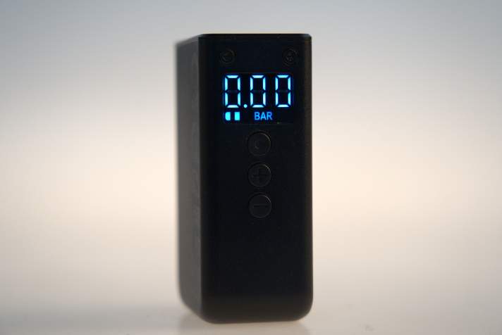 However, the display provides information on all important data such as maximum pressure and battery status.