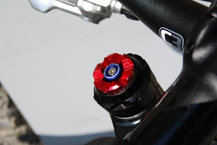   Veränderte Plattform: Mit dem neuen Poptop lässt sich die Lefty noch schneller ruhigstellen. Falls bei verriegelter Gabel ein heftiger Schlag kommt, öffnet neuerdings ein Überdruckventil.