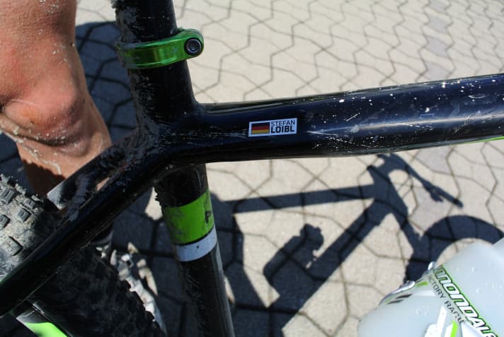   Fühlen wie ein Profi: Unser Testbike mit Flagge und Name.
