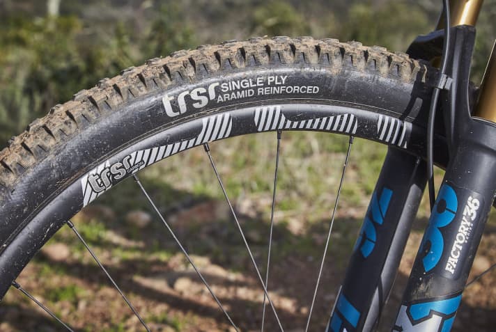   E-Thirteen provides carbon wheels and the very grippy trs+ tyres on the top model.