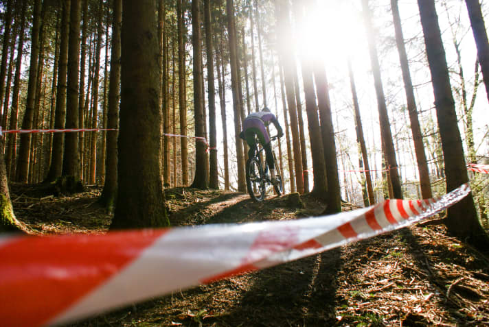 The forest above Obergessertshausen has long been owned by the Eggers family. It was the perfect place for a perfect cross-country race track, thought dad Herbert and modelled a challenging course in the forest with his boys. The 2020 DM was not the first race to be held on the now legendary course. The "Egger Forest" is now known throughout the scene. Even the national team has been here to train.