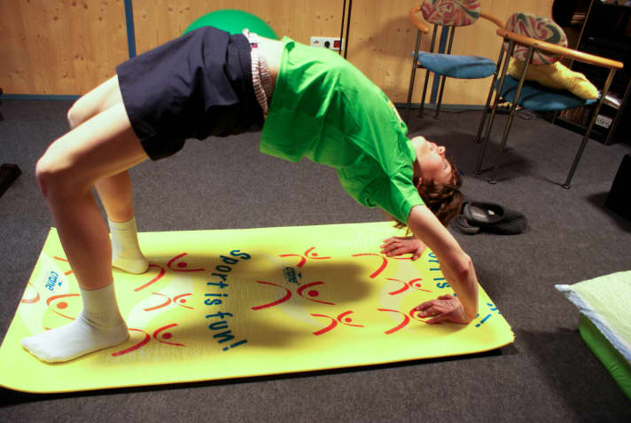 Früher Party-Keller, nun Fitness-Raum: Andreas stählt die Haltemuskulatur. Der Spruch auf der Gymnastik-Matte passt perfekt: Sport is fun!