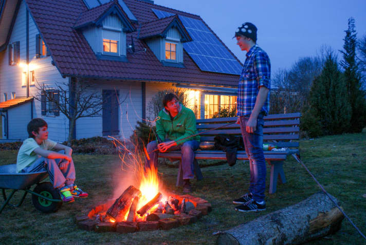 The Eggers round the campfire in the garden behind their house. Mountain biking brought the three of them even closer together after the death of their mother. Dad Herbert was a friend, team coach and trainer all rolled into one.