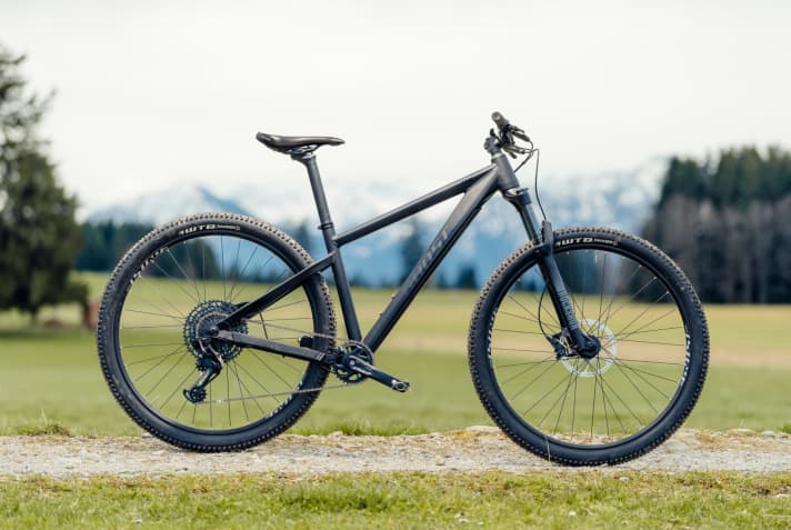 For less than 1500 euros, this is clearly the better overall package: a solid aluminium hardtail instead of a heavy, full-suspension bike with poor equipment.