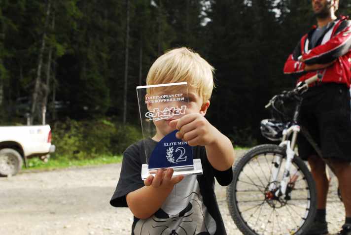 Klein Levin hier mit Pokalen von Papa Marcus, mittlerweile hat er seine eigenen.