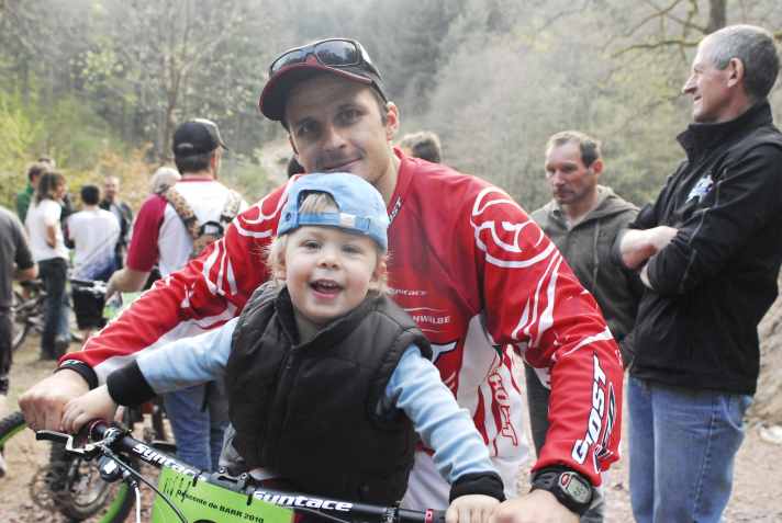 Marcus während seiner aktiven Zeit als Downhill-Racer, klein Levin sitzt hier noch auf dem Oberrohr.