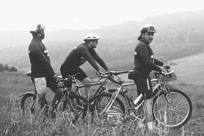 Revolutionary technology! The bikes of the 90s made all the fun possible. Note: cutting-edge material at the time, even with a suspension fork.