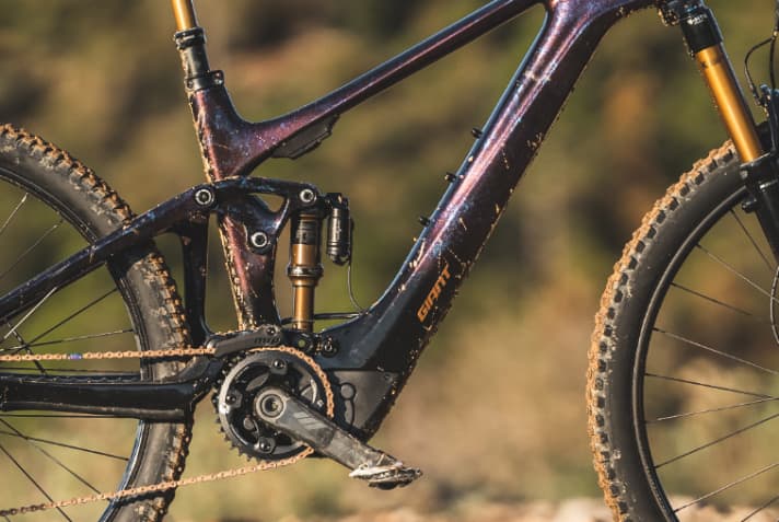 Im Unterrohr steckt der fest verbaute, neue 400er Akku von Giant. Eine Außenhülle aus Alu ist nicht die leichteste Lösung, soll den Akku aber besonders sicher und stabil machen. Die Produktion erfolgt in einer neuen Fabrik und soll vollständig CO2-neutral sein.