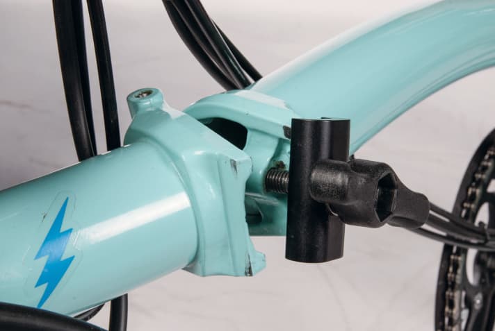 Clamping of the folding hinge: holds bombproof, but wears away paint and material in the long run.