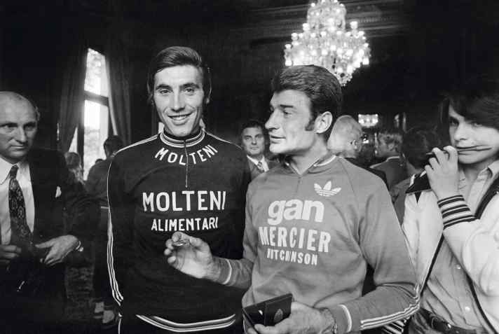 First, second - Raymond Poulidor receives the Medal of Merit from the City of Paris after the Tour de France in 1974. The city had presumably hoped to present it to the Tour winner. But the one with the winning smile is on the left