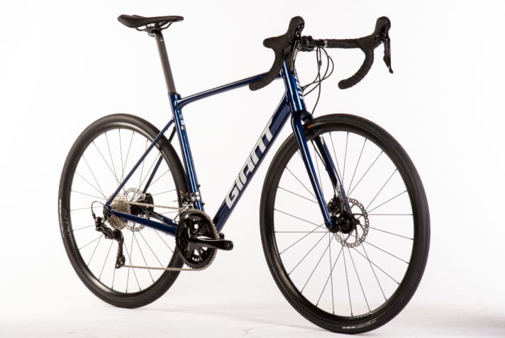 Solid aluminium frame: The new model of the Giant Contend AR1 is representative of the genre of comfortable, affordable aluminium racers. <a href="https://www.delius-klasing.de/tour-07-2021-tou-2021-07" target="_blank" rel="noopener noreferrer">More bikes in this price range in the test now in TOUR 7/2021. </a>.