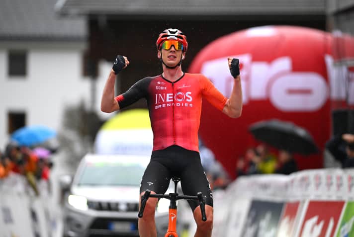 Thymen Arensman a remporté la quatrième étape vers Obertilliach lors du Tour of the Alps en 2025 et a ensuite terminé deuxième au classement général.