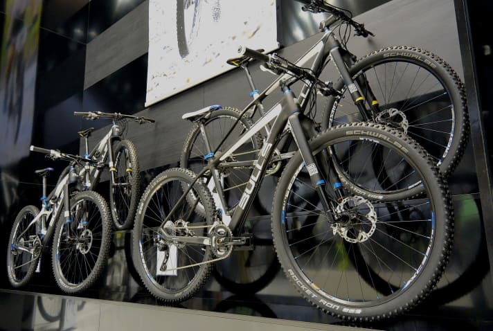   Die Bulls-Top-Bikes Black Adder (rechts) und Wild Edge (links) bekommen alle eine RS-1-Upside-down-Gabel.
