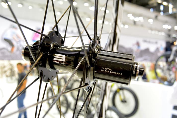   Bulls-All-Mountain-Laufräder Machete mit robuster und dennoch leichter Centerlock-Nabe und 32 Speichen. Zugunsten der maximalen Flanschabstände kommen hier gebogene J-Speichen zum Einsatz.