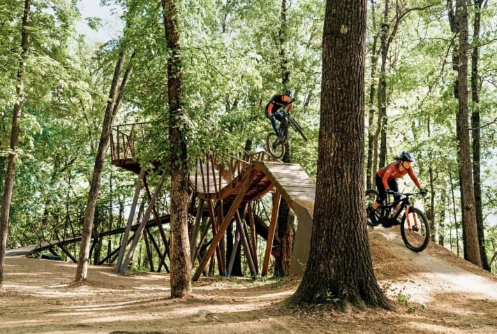 Typisch für die OZ Trails: Immer wieder laufen die Strecken in Hubs zusammen (meist imposante Holzbauten wie hier in Coler).
