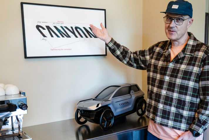 Roman Arnold, fondateur de Canyon, avec une miniature du Future Mobility Concept, qu'il ne voulait pas appeler "voiture" : "Le vélo aurait coûté environ 15.000 euros", dit Arnold.