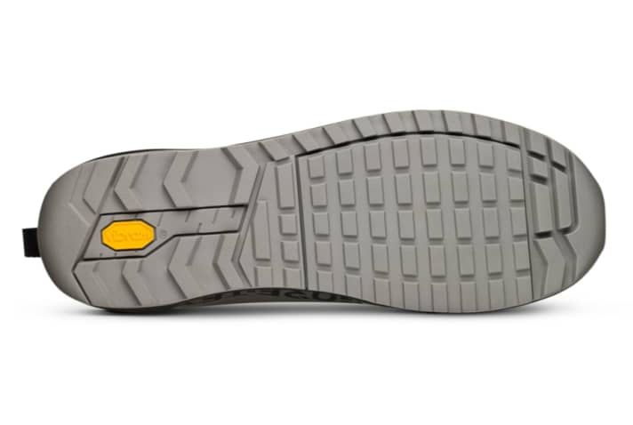 Der Fizik Terra Ergolace GTX ist ein Fahrradschuh fürs Grobe - das zeigt auch die verstärkte Sohle, die Halt auf verschiedenen Untergründen und auch bei Nässe gewährleisten soll.