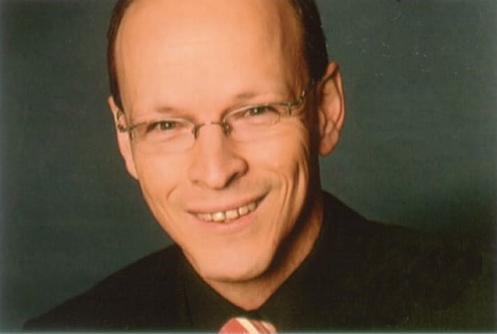   Uwe Schröder ist Ernährungswissenschaftler am Institut für Sporternährung in Bad Nauheim e.V. und Lehrbeauftragter für Sporternährung an der Fachhochschule Fulda 