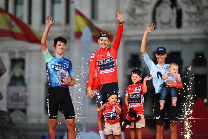 Die ersten drei der Gesamtwertung (v.l.): Ben O’Connor, Primoz Roglic und Enric Mas.