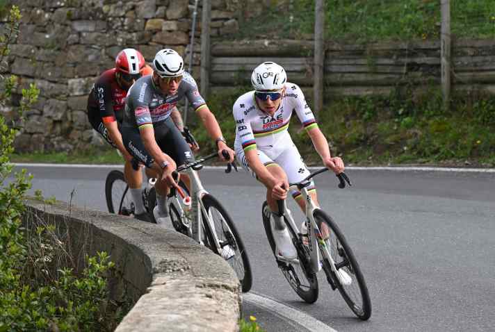 Tadej Pogačar s'échappe avec Mathieu van der Poel et Filippo Ganna