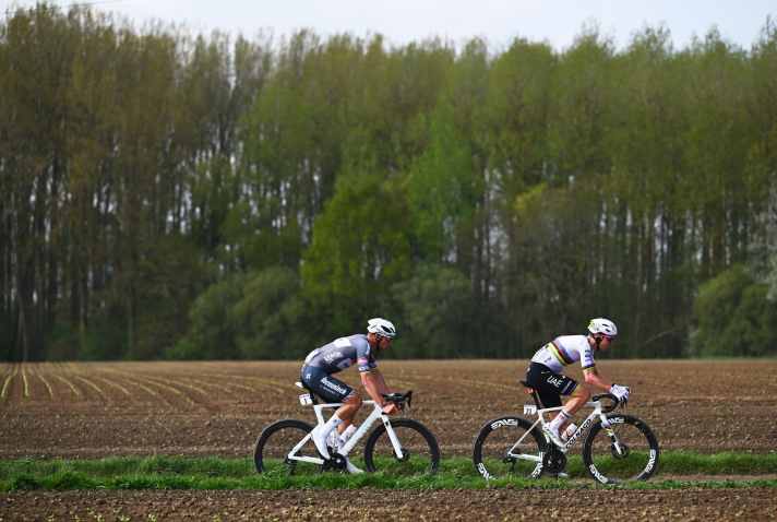 Mathieu van der Poel (rear) distanced Tadej Pogacar (front) after a riding error. As a result, the Dutchman was unstoppable